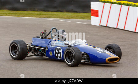 Brabham-Ford BT21 1968 mit Fahrer Peter Thompson während der Derek Bell Cup Rennen in Goodwood GRRC 74. Mitgliederversammlung, Sussex, UK. Stockfoto