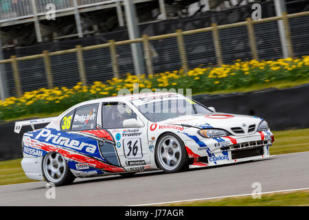 1999 Nissan Primera Super Touring Car mit Fahrer Keith Butcher bei Goodwood GRRC 74. Mitgliederversammlung, Sussex, UK. Stockfoto