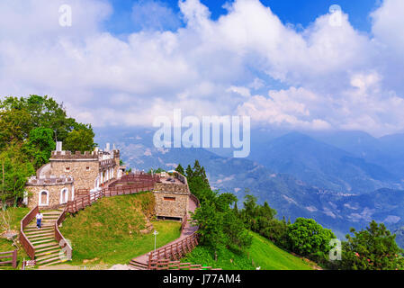 NANTOU, TAIWAN - Mai 05: Dies ist eine Ansicht der traditionellen Architektur mit Bergen und Natur in Qingjing-Farm, die ein beliebtes Touristenziel ist ich Stockfoto