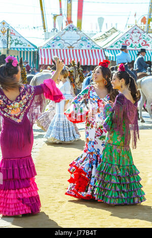 Sevilla, Spanien - 2. Mai 2017: Junge Frauen in bunten Kleidern auf der Sevilla April Fair gekleidet in Spanien Stockfoto