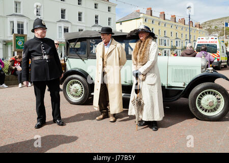 Llandudno, Nord Wales 29. April 2017: Leute gekleidet im viktorianischen Kostüm stehen neben Vintage Citron Auto an Llandudno Promenade im Rahmen des Stockfoto