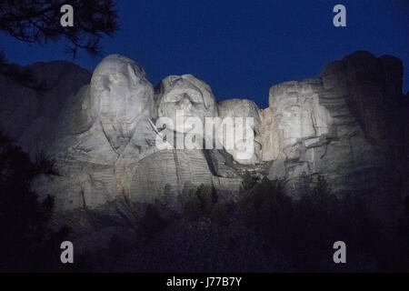 Die Präsidenten Köpfe auf Mount Rushmore National Memorial während eines Schneesturms Licht von Scheinwerfern in den Black Hills National Forest 18. Mai 2017 in Keystone, South Dakota. Stockfoto