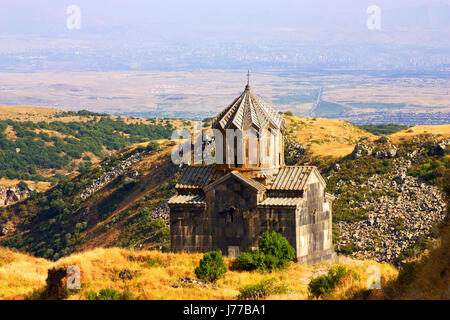 Amberd ist eine Festungsanlage mit einer Kirche, die an den Hängen des Mt. Aragats auf 2.300 Meter über dem Meeresspiegel im XI-XIII Jahrhundert, Armenien gebaut. Stockfoto