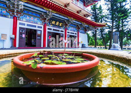 NANTOU, TAIWAN - Mai 06: Dies ist eine aus der Fokusansicht des Xuanguang-Tempels, ein beliebte buddhistische Tempel befindet sich, auf Sun Moon Lake am 6. Mai 2017 in Nantou Stockfoto