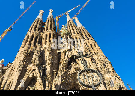 Kunstvolle Skulpturen auf die Geburtsfassade und Türme von Gaudis Sagrada Familia Basilika, Barcelona, Spanien. Stockfoto