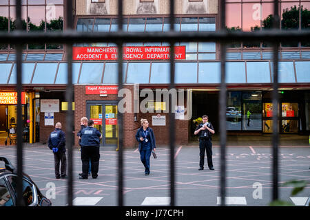 Manchester UK. 23. Mai 2017. (Ausfahrt Zeiten GMT) Die Szene außerhalb des Manchester Royal Infirmary nach einer Explosion in der Manchester Arena. Bildnachweis: Ian Wray/Alamy Live-Nachrichten Stockfoto