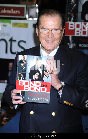 New York, USA. 9. November 2012. Datei: Roger Moore stirbt im Alter von 89. Im Bild: Roger Moore fördert sein neue Buch Bond auf Bond bei Barnes &amp; Noble in New York City. 9. November 2012. Bildnachweis: MediaPunch Inc/Alamy Live-Nachrichten Stockfoto