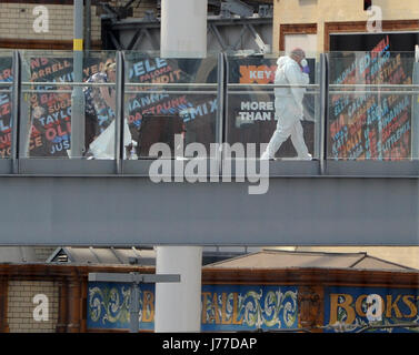 Manchester, UK. 23. Mai 2017. Polizei-Forensik in Victoria Station und der Manchester Arena, Manchester, UK. Ein Selbstmordattentäter 22 Menschen, darunter Kinder getötet und weitere verletzt wurden 59 bei einem Konzert von Popstar Ariana Grande letzte Nacht. Bild von Paul Heyes, Montag, 22. Mai 2017. Bildnachweis: Paul Heyes/Alamy Live-Nachrichten Stockfoto