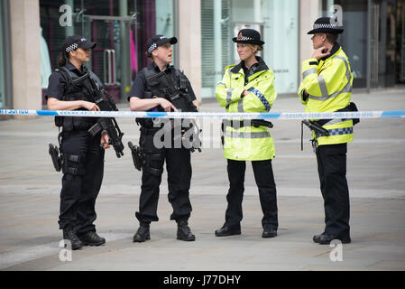 Manchester, UK. 23. Mai 2017. Bewaffnete Polizisten patrouillieren die abgesperrten Bereich außerhalb der Arena Manchester in Manchester, Grossbritannien am Dienstag, 23. Mai 2017. Polizei des Großraums Manchester behandeln die Explosion nach dem Ariana Grande-Konzert, das am 22.05.2017 in Manchester Arena stattfand, als eines terroristischen Anschlags. Bildnachweis: Jonathan Nicholson/Alamy Live-Nachrichten Stockfoto