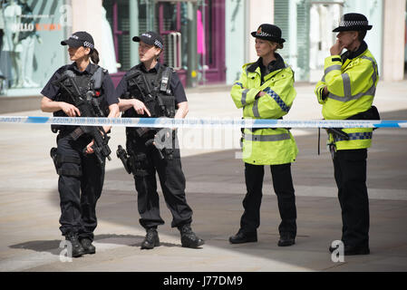 Manchester, UK. 23. Mai 2017. Bewaffnete Polizisten patrouillieren die abgesperrten Bereich außerhalb der Arena Manchester in Manchester, Grossbritannien am Dienstag, 23. Mai 2017. Polizei des Großraums Manchester behandeln die Explosion nach dem Ariana Grande-Konzert, das am 22.05.2017 in Manchester Arena stattfand, als eines terroristischen Anschlags. Bildnachweis: Jonathan Nicholson/Alamy Live-Nachrichten Stockfoto