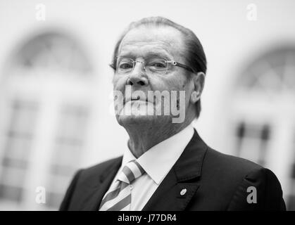 Datei - Datei Bild vom 25. Juni 2013 zeigt britische Schauspieler Roger Moore vor einem Interview in Aachen, Deutschland. Foto: Rolf Vennenbernd/dpa Stockfoto