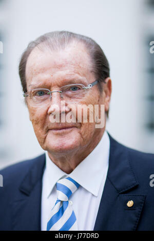 Datei - Datei Bild vom 25. Juni 2013 zeigt britische Schauspieler Roger Moore vor einem Interview in Aachen, Deutschland. Foto: Rolf Vennenbernd/dpa Stockfoto