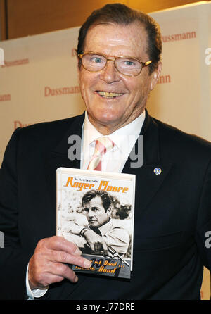 Datei - Datei Bild vom 2. Juni 2009 zeigt Schauspieler Roger Moore mit in den Händen seiner Autobiographie "mein Name ist Bond. James Bond "in das KulturKaufhaus in Berlin, Deutschland. Foto: Jens Kalaene/dpa Stockfoto