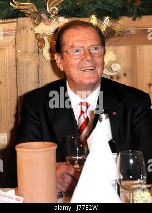 Salzburg, Österreich. 15. November 2012. Britischer Schauspieler Sir Roger Moore besucht die traditionelle Weihnachtsausstellung auf dem Anwesen Gut Aiderbichl nahe Salzburg, Österreich, 15. November 2012. Tiere mit traurig oder problematische Hintergründe sind auf Gut Aiderbichl kümmern. Foto: Volker Dornberger | Verwendung Weltweit/Picture Alliance/Dpa/Alamy Live-Nachrichten Stockfoto