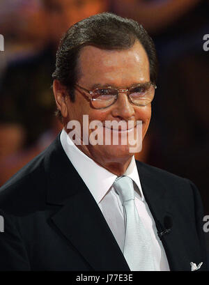 (Dpa) - das Bild, datiert 29. Juni 2005, zeigt britische Schauspieler Roger Moore live auf den ersten Episoden der deutschen TV-Show "Gottschalk & Freunde" in Köln. In acht Episoden beliebter Entertainer will Thomas Gottschalk einladen, prominente sowie Menschen aus seinem Privatleben. Gemischt mit Musik-Acts und kleine Features, mit denen die TV-Moderatorin wird mit seinen Gästen über persönliche Favoriten sowie Highlights und Fauxpas chatten. | Verwendung Weltweit/Picture alliance Stockfoto