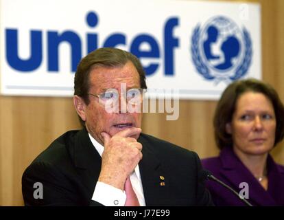 Datei - Datei Bild vom 10. Februar 2003 zeigen ehemalige "James Bond" Darsteller und UNICEF-Botschafter Roger Moore und die Frau dann deutschen Bundespräsidenten Rau, Christina Rau - eine UNICEF-Schirmherrin sprechen unter dem UNICEF-Logo in Berlin, Deutschland. Roger Moore starb im Alter von 89 in der Schweiz, 23. Mai 2017. Foto: Miguel Villagran/dpa Stockfoto