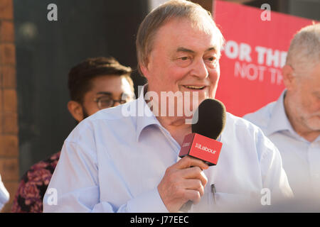 Jeremy corbyn und John prescott Kampagne im Hof des Zebedäus in den Tagen vor der "nap" allgemeine Wahl, Kingston upon Hull, 22. Mai 2017 Stockfoto