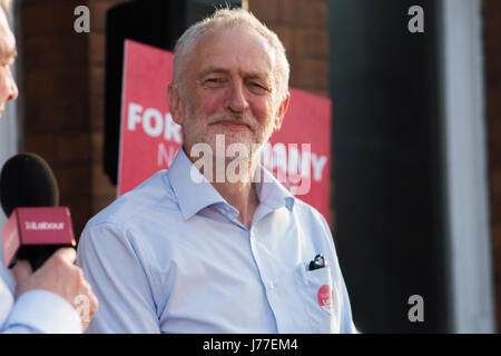 Jeremy corbyn und John prescott Kampagne im Hof des Zebedäus in den Tagen vor der "nap" allgemeine Wahl, Kingston upon Hull, 22. Mai 2017 Stockfoto