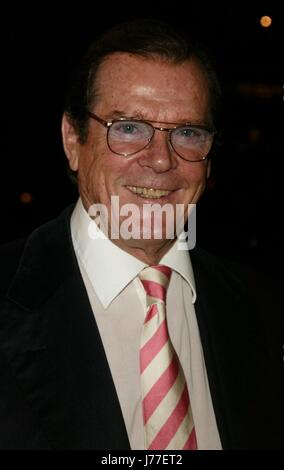 New York, USA. 17. April 2004. Datei: Roger Moore stirbt im Alter von 89. Roger Moore besucht die Opening Night Feier wie Whoopi Goldberg an den Broadway in WHOOPI zurück, die neue, aktualisierte Version der One-Woman-Show, die ihre Karriere gestartet. Die zwölfwöchige begrenzte Engagement spielt am Lyceum Theatre in New York City. 17. November 2004 Credit: MediaPunch Inc/Alamy Live-Nachrichten Stockfoto