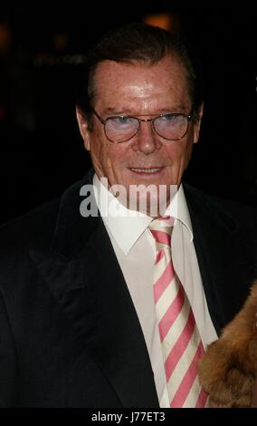 New York, USA. 17. April 2004. Datei: Roger Moore stirbt im Alter von 89. Roger Moore besucht die Opening Night Feier wie Whoopi Goldberg an den Broadway in WHOOPI zurück, die neue, aktualisierte Version der One-Woman-Show, die ihre Karriere gestartet. Die zwölfwöchige begrenzte Engagement spielt am Lyceum Theatre in New York City. 17. November 2004 Credit: MediaPunch Inc/Alamy Live-Nachrichten Stockfoto