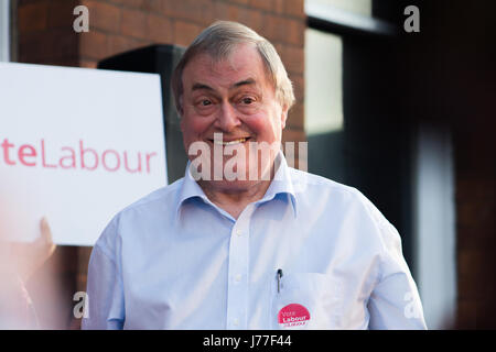 Jeremy corbyn und John prescott Kampagne im Hof des Zebedäus in den Tagen vor der "nap" allgemeine Wahl, Kingston upon Hull, 22. Mai 2017 Stockfoto