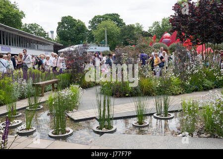 London, UK. 23. Mai 2017. Tagesgäste, die RHS Chelsea Flower Show rund um den RHS Ökologisierung des Grey Britain Garten öffnen; 22. Mai 2017, London, UK Credit: Ellen Rooney/Alamy Live-Nachrichten Stockfoto