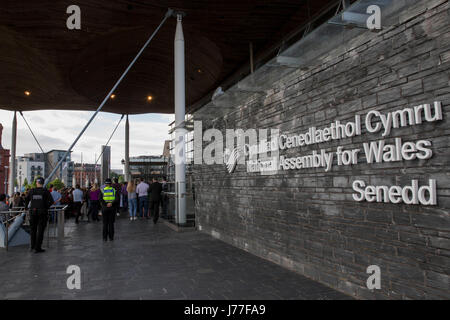 Cardiff, Wales, UK. 23. Mai 2017.  Eine Mahnwache für die Opfer des Bombenanschlags Manchester Arena außerhalb der Nationalversammlung für Wales Senedd Gebäude in Cardiff Bay. Picture by Credit: Mark Hawkins/Alamy Live-Nachrichten Stockfoto
