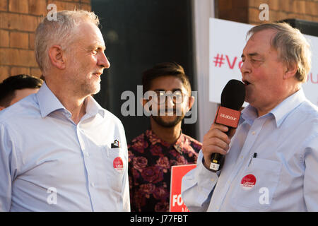 Jeremy corbyn und John prescott Kampagne im Hof des Zebedäus in den Tagen vor der "nap" allgemeine Wahl, Kingston upon Hull, 22. Mai 2017 Stockfoto