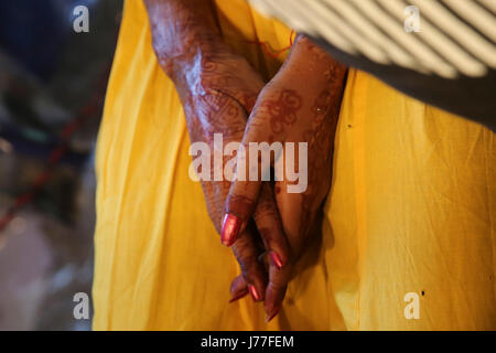 Lalita Bansi (C) im Make-up-Raum kurz vor ihrer Hochzeit am 23. Mai 2017 in Mumbai, Indien statt. Bildnachweis: Chirag Wakaskar/Alamy Live-Nachrichten Stockfoto