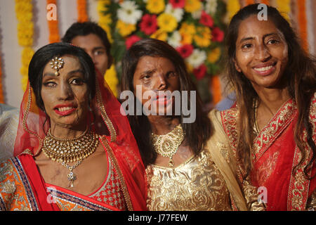 Lalita Bansi (L) mit ihren Freunden bei ihrer Hochzeit am 23. Mai 2017 in Mumbai, Indien. Bildnachweis: Chirag Wakaskar/Alamy Live-Nachrichten Stockfoto