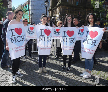 Albert Square, Manchester, UK. 23. Mai 2017. Abend-Mahnwache am Albert Square 23.5.2017 Rathausplatz nach Bombenanschlag in Manchester Arena in der Nacht vom 22.5.2017 wo Popkonzert mit Ariana Grande stattfand. Bildnachweis: GARY ROBERTS/Alamy Live-Nachrichten Stockfoto