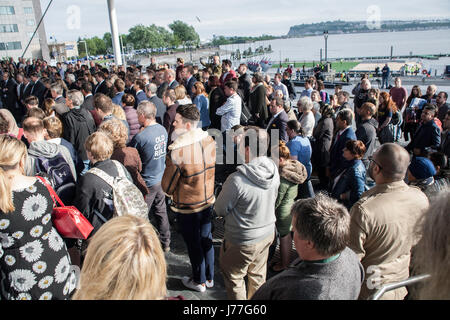 Cardiff, UK. 23. Mai 2017. Eine Mahnwache für die Opfer des Angriffs Manchester außerhalb der Senedd in Cardiff Bay statt. Taz Rahman/Alamy Live-Nachrichten Stockfoto