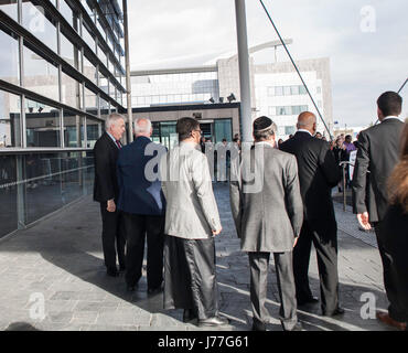 Cardiff, UK. 23. Mai 2017. Eine Mahnwache für die Opfer des Angriffs Manchester außerhalb der Senedd in Cardiff Bay statt. Taz Rahman/Alamy Live-Nachrichten Stockfoto