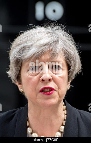 (170523)--LONDON, 23. Mai 2017 (Xinhua)--Großbritanniens Premierminister Theresa May befasst sich mit die Medien in der Downing Street nach Vorsitz Großbritanniens Notfall Sicherheit Ausschusssitzung nach der Manchester-Terror-Anschlag in London, England am 23. Mai 2017. Der britische Premierminister Theresa sagte Mai Polizei kennen den Namen der Selbstmordattentäter, die 22 Erwachsene und Kinder getötet und verletzt 59 in Manchester. (Xinhua) -UK out- Stockfoto