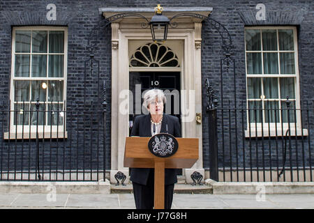 (170523)--LONDON, 23. Mai 2017 (Xinhua)--Großbritanniens Premierminister Theresa May befasst sich mit die Medien in der Downing Street nach Vorsitz Großbritanniens Notfall Sicherheit Ausschusssitzung nach der Manchester-Terror-Anschlag in London, England am 23. Mai 2017. Der britische Premierminister Theresa sagte Mai Polizei kennen den Namen der Selbstmordattentäter, die 22 Erwachsene und Kinder getötet und verletzt 59 in Manchester. (Xinhua) -UK out- Stockfoto