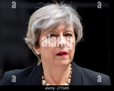 (170523)--LONDON, 23. Mai 2017 (Xinhua)--Großbritanniens Premierminister Theresa May befasst sich mit die Medien in der Downing Street nach Vorsitz Großbritanniens Notfall Sicherheit Ausschusssitzung nach der Manchester-Terror-Anschlag in London, England am 23. Mai 2017. Der britische Premierminister Theresa sagte Mai Polizei kennen den Namen der Selbstmordattentäter, die 22 Erwachsene und Kinder getötet und verletzt 59 in Manchester. (Xinhua) -UK out- Stockfoto