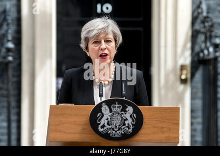 (170523)--LONDON, 23. Mai 2017 (Xinhua)--Großbritanniens Premierminister Theresa May befasst sich mit die Medien in der Downing Street nach Vorsitz Großbritanniens Notfall Sicherheit Ausschusssitzung nach der Manchester-Terror-Anschlag in London, England am 23. Mai 2017. Der britische Premierminister Theresa sagte Mai Polizei kennen den Namen der Selbstmordattentäter, die 22 Erwachsene und Kinder getötet und verletzt 59 in Manchester. (Xinhua) -UK out- Stockfoto