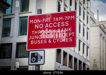 City of London, UK. 23. Mai 2017. City of London Corporation Start "Bank zur Sicherheit", ein 18-Monats-Testversion, Verkehr in Bank-Knotenpunkt für Busse und Radfahrer nur von 07:00 bis 19:00 zu begrenzen. Am zweiten Tag der Regelung, die einige Verkehr noch gesehen werden kann, mit der Kreuzung, aber Verkehr deutlich gesunken ist. Ziel ist es, Verkehrstoten London Radfahrer nach mehr als 60 Vorfälle und einen Todesfall allein im Jahr 2015 zu senken. Bildnachweis: CAMimage/Alamy Live-Nachrichten Stockfoto