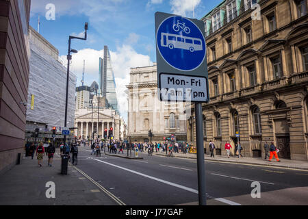 City of London, UK. 23. Mai 2017. City of London Corporation Start "Bank zur Sicherheit", ein 18-Monats-Testversion, Verkehr in Bank-Knotenpunkt für Busse und Radfahrer nur von 07:00 bis 19:00 zu begrenzen. Am zweiten Tag der Regelung, die einige Verkehr noch gesehen werden kann, mit der Kreuzung, aber Verkehr deutlich gesunken ist. Ziel ist es, Verkehrstoten London Radfahrer nach mehr als 60 Vorfälle und einen Todesfall allein im Jahr 2015 zu senken. Bildnachweis: CAMimage/Alamy Live-Nachrichten Stockfoto