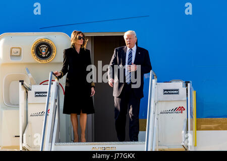 Rom, Italien. 23. Mai 2017. Donald Trump und Frau Melania auf den Abstieg der Schritte von Air Force One Credit: Stephen Bisgrove/Alamy Live News Stockfoto