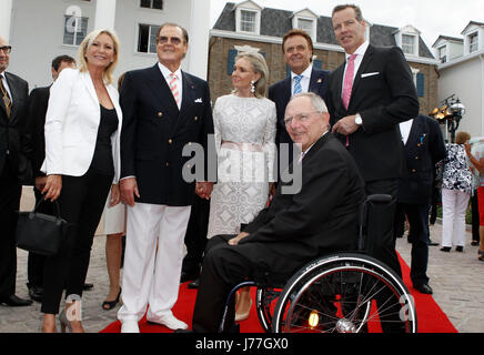 Rust, Deutschland. 12. Juli 2012. Hotel Bell Rock-Eröffnung im Europapark in Rust, Deutschland mit prominenten (von links nach rechts): TV Host Sabine Christiansen, Schauspieler Roger Moore, seine Frau Kristina Tholstrup, Europapark-Chef Roland Mack, der Boxer Henry Maske und der deutsche Finanzminister Wolfgang Schaeu | Nutzung weltweit Credit: Dpa/Alamy Live-Nachrichten Stockfoto