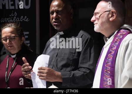 Manchester, UK. 23. Mai 2017. Reverend Canon Marcia Wand (L), Rogers Govender (C), Dean of Manchester und Rev. Canon David Holgate (R), initiieren eine Reihe von interreligiösen Gebet für die Opfer der Explosion Manchester Arena in Manchester, Vereinigtes Königreich auf Dienstag, 23. Mai 2017. Polizei des Großraums Manchester behandeln die Explosion nach dem Ariana Grande-Konzert, das am 22.05.2017 in Manchester Arena stattfand, als eines terroristischen Anschlags. Bildnachweis: Jonathan Nicholson/Alamy Live-Nachrichten Stockfoto