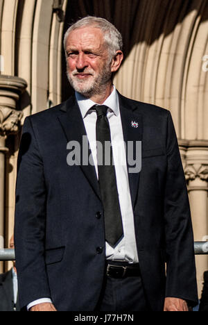 Albert Square, Manchester, UK. 23. Mai 2017.  Labour-Chef Jeremy Corbyn gesehen wird, wie Tausende von Menschen versammeln sich in Manchester um ihren Respekt zu zahlen, während eine Mahnwache für die Opfer der Selbstmordanschlag in der Manchester Arena bei Ariana Grande Konzert.  Die schlimmsten Terror-Anschlag auf Großbritannien getroffen, da der Juli 2005 Selbstmord in London Bombenanschläge. Bildnachweis: Jim Holz/Alamy Live-Nachrichten Stockfoto