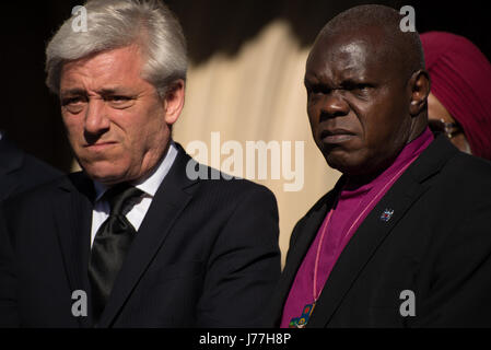 Manchester, UK. 23. Mai 2017. Am Dienstag, 23. Mai 2017 besuchen Rt Hon John Bercow (L), Speaker des House Of Commons 2009 - konservative und Einheitspartei für Buckingham, John Sentamu (R), Erzbischof von York, der Gebetswache für die Opfer der Explosion Manchester Arena in Manchester, Vereinigtes Königreich. Polizei des Großraums Manchester behandeln die Explosion nach dem Ariana Grande-Konzert, das am 22.05.2017 in Manchester Arena stattfand, als eines terroristischen Anschlags. Bildnachweis: Jonathan Nicholson/Alamy Live-Nachrichten Stockfoto