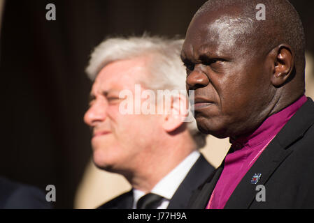 Manchester, UK. 23. Mai 2017. Am Dienstag, 23. Mai 2017 besuchen Rt Hon John Bercow (L), Speaker des House Of Commons 2009 - konservative und Einheitspartei für Buckingham, John Sentamu (R), Erzbischof von York, der Gebetswache für die Opfer der Explosion Manchester Arena in Manchester, Vereinigtes Königreich. Polizei des Großraums Manchester behandeln die Explosion nach dem Ariana Grande-Konzert, das am 22.05.2017 in Manchester Arena stattfand, als eines terroristischen Anschlags. Bildnachweis: Jonathan Nicholson/Alamy Live-Nachrichten Stockfoto