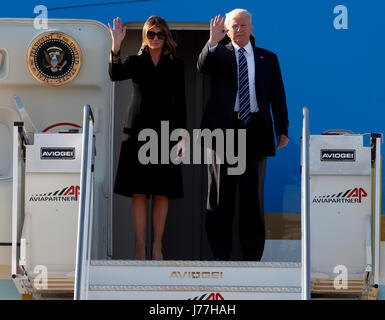 Rom. 23. Mai 2017. US-Präsident Donald Trump und First Lady Melania Trump erreichen die Leonardo da Vinci-Fiumicino Airport in Rom, Italien, 23. Mai 2017. US-Präsident Donald Trump kamen am Dienstag für ein Treffen mit italienischen Staats-und Regierungschefs in Rom. Bildnachweis: Xinhua/Alamy Live-Nachrichten Stockfoto