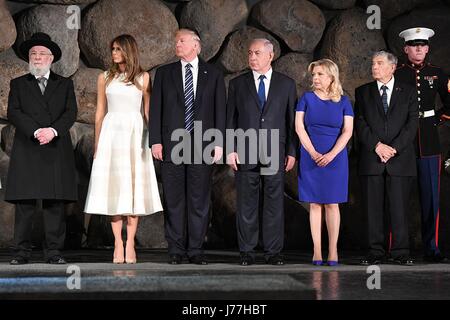 US-Präsident Donald Trump und der israelische Ministerpräsident Benjamin Netanyah stehen für einen Moment der Stille während einer Zeremonie in der Gedenkstätte Yad Vashem Holocaust Remembrance 23. Mai 2017 in Jerusalem, Israel. Stehen von links nach rechts: Rabbi Israel Meir Lau, First Lady Melania Trump, Präsident Donald Trump, der israelische Ministerpräsident Benjamin Netanyah, Sara Netanyah und Yad Vashem Vorsitzender Avner Shalev. Stockfoto