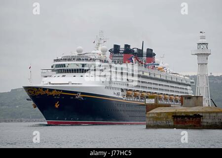 Dorset, UK. 23. Mai 2017. Disney Magic Kreuzfahrtschiff verlässt Portland Hafen, Dorset, UK Credit: Finnbarr Webster/Alamy Live News Stockfoto