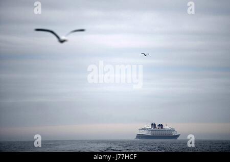 Dorset, UK. 23. Mai 2017. Disney Magic Kreuzfahrtschiff verlässt Portland Hafen, Dorset, UK Credit: Finnbarr Webster/Alamy Live News Stockfoto