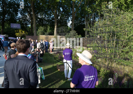 Chelsea, London, UK. 23. Mai 2017. Wellington College gewinnen Chelsea Flower Show gold Medaille für ihren "Ersten Spatenstich" Garten von Andrew Wilson und Gavin McWilliam entworfen. Der Garten unterstreicht die College Ehrgeiz, um die Barrieren zu einer lebensverändernden Bildung von macht es möglich, dass mehr jungen Menschen unabhängig von ihrer finanziellen Situation das College besuchen. Bildnachweis: WansfordPhoto/Alamy Live-Nachrichten Stockfoto